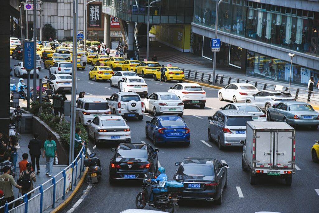 Vehículos circulando por una avenida urbana, contexto de las restricciones de pico y placa vigentes en Bogotá, Medellín y Cali.