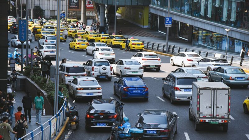 Vehículos circulando por una avenida urbana, contexto de las restricciones de pico y placa vigentes en Bogotá, Medellín y Cali.