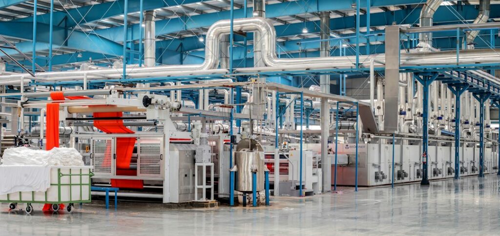Máquinas de producción en una planta industrial de plásticos, como la operación de Colplast en La Estrella, Antioquia