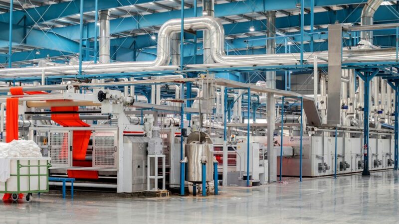 Máquinas de producción en una planta industrial de plásticos, como la operación de Colplast en La Estrella, Antioquia
