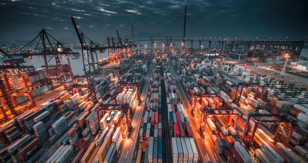 Contenedores de carga en un puerto, imagen del comercio exterior colombiano hacia Estados Unidos