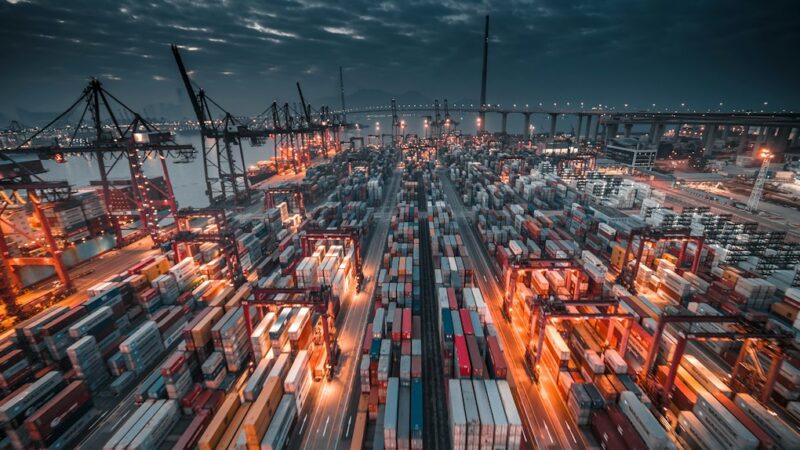 Contenedores de carga en un puerto, imagen del comercio exterior colombiano hacia Estados Unidos