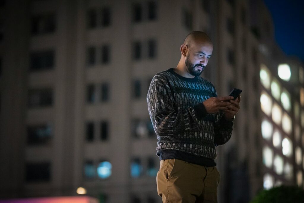 Persona usando una aplicacion de banca digital en su celular, en referencia al lanzamiento de Revolut en Colombia con cinco planes de suscripción