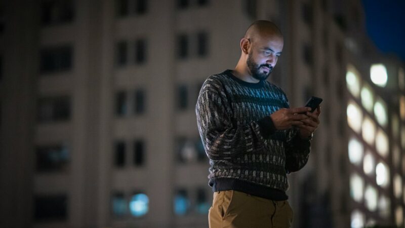 Persona usando una aplicacion de banca digital en su celular, en referencia al lanzamiento de Revolut en Colombia con cinco planes de suscripción