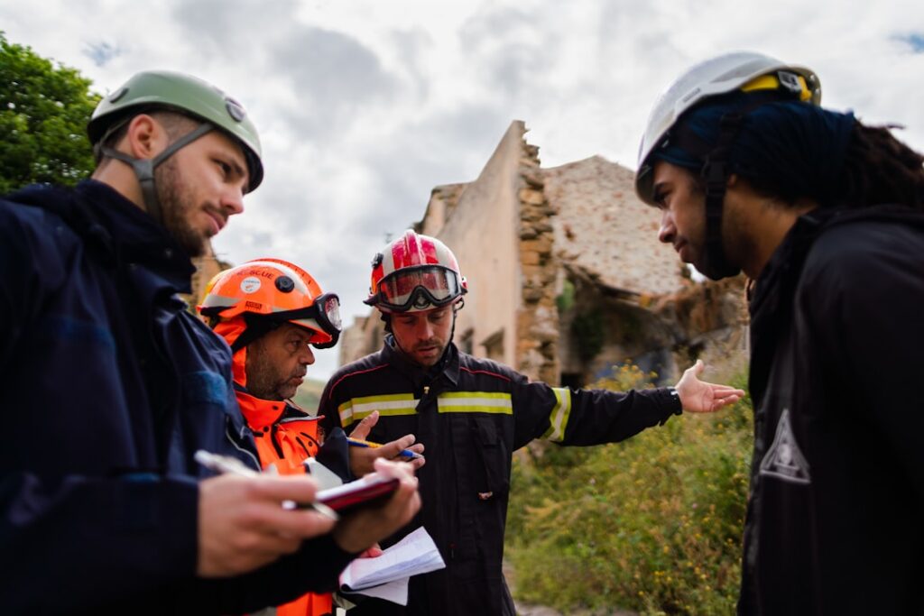 Ingenieros revisando estructuras dañadas por un terremoto en una zona urbana de Colombia