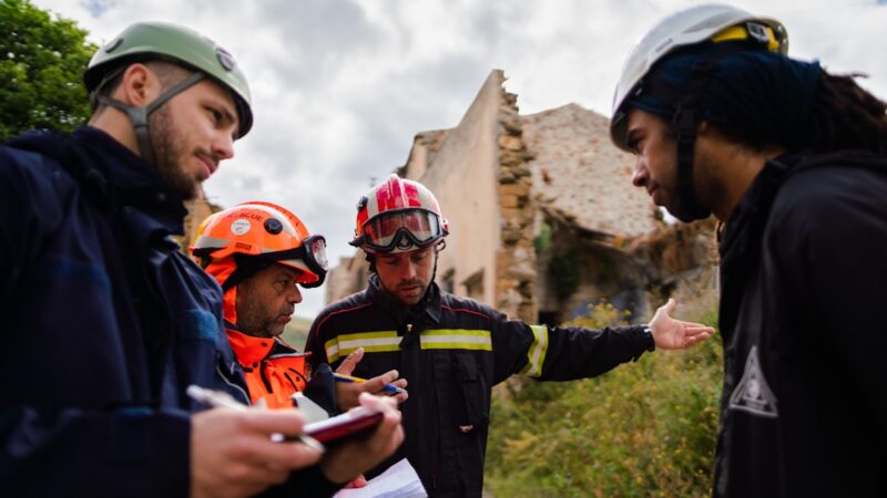 Ingenieros revisando estructuras dañadas por un terremoto en una zona urbana de Colombia
