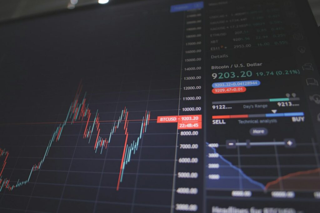 Pantallas con cotizaciones bursátiles en un piso de trading durante una jornada de avances en los mercados mundiales