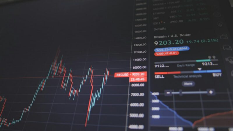 Pantallas con cotizaciones bursátiles en un piso de trading durante una jornada de avances en los mercados mundiales