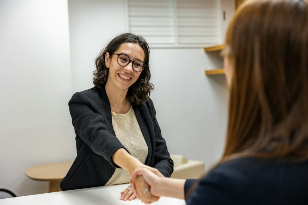 Persona en una entrevista de trabajo en una oficina, en el contexto de la contratación de personal en Colombia.