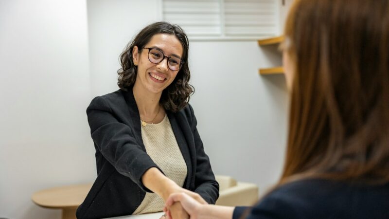 Persona en una entrevista de trabajo en una oficina, en el contexto de la contratación de personal en Colombia.