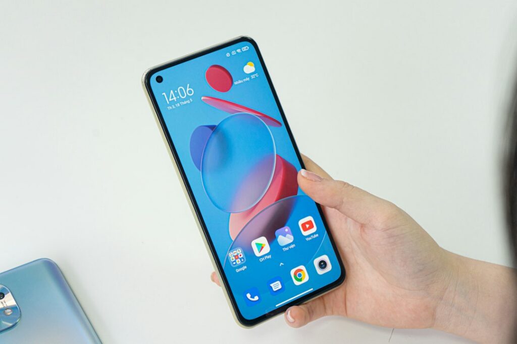 Un celular económico sobre una superficie clara, modelo de la gama de entrada que OnePlus presentará con batería de alta capacidad.