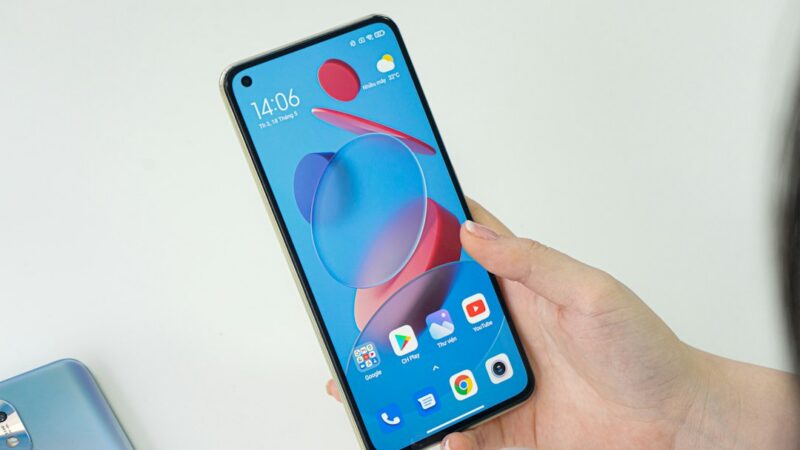 Un celular económico sobre una superficie clara, modelo de la gama de entrada que OnePlus presentará con batería de alta capacidad.
