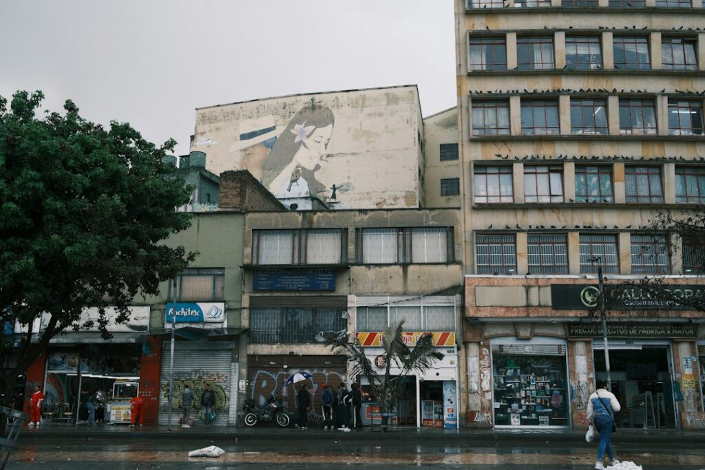 Aviso de ocupación instalado por autoridades en un local comercial dentro de un operativo de extinción de dominio