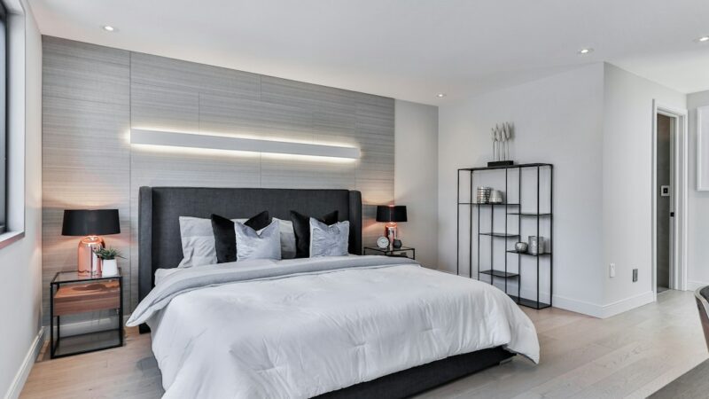 Dormitorio con la pared detrás de la cama intervenida con revestimiento decorativo, sin respaldo independiente