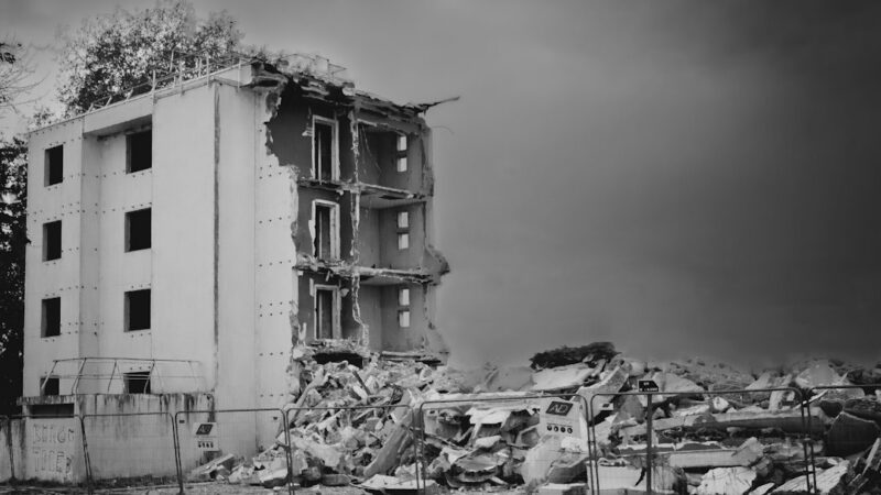 Escena de daños tras el terremoto del 10 de agosto en Colombia, emergencia por la cual las Cajas de Compensación movilizarán recursos para los hogares damnificados