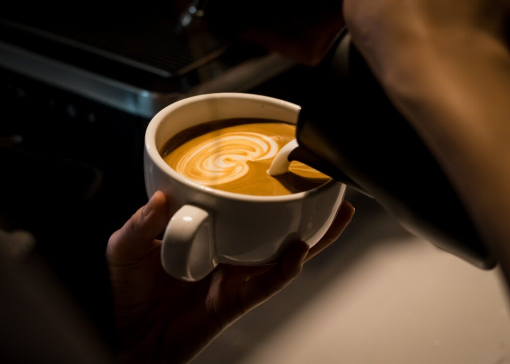Barista preparando una taza de café filtrado en un escenario de feria