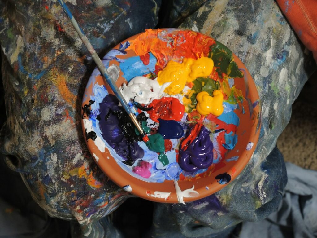 Personas participan en un taller de pintura, uno de los oficios ofrecidos para reemplazar el pago de multas en Bogotá