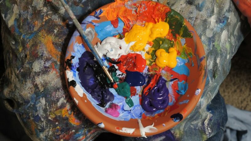 Personas participan en un taller de pintura, uno de los oficios ofrecidos para reemplazar el pago de multas en Bogotá