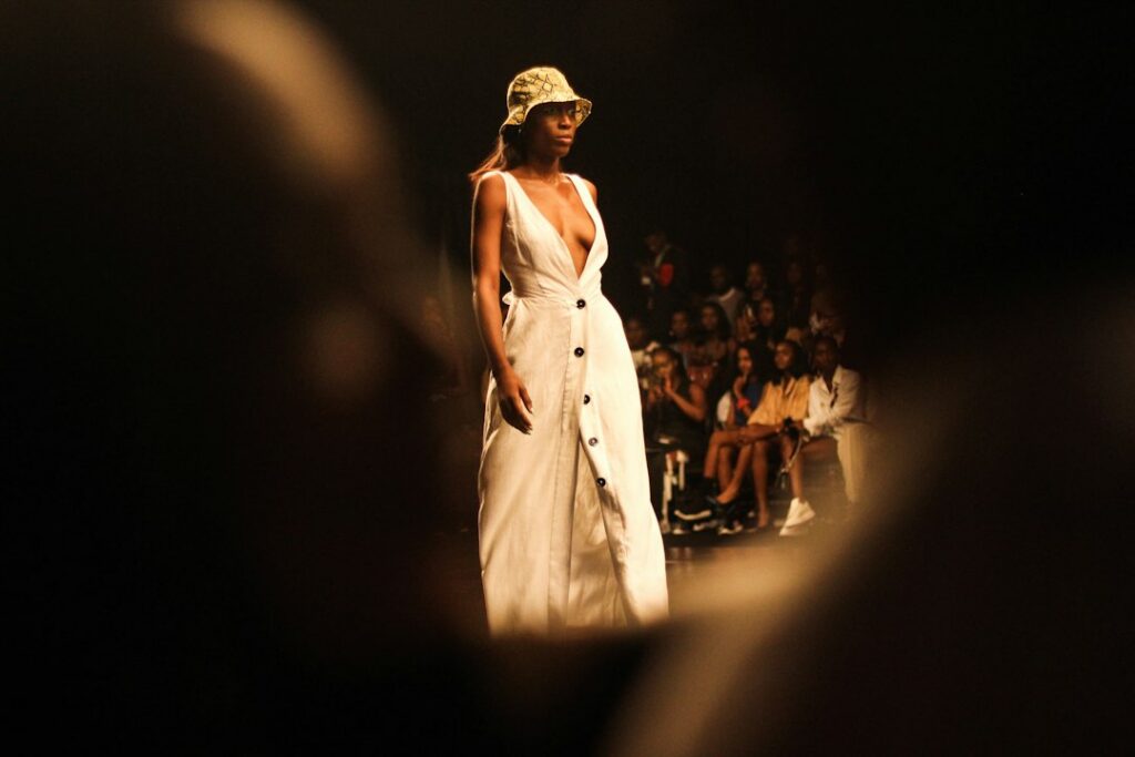 Desfile de moda en una pasarela internacional, escenario de la agenda de la moda colombiana en Milán y París