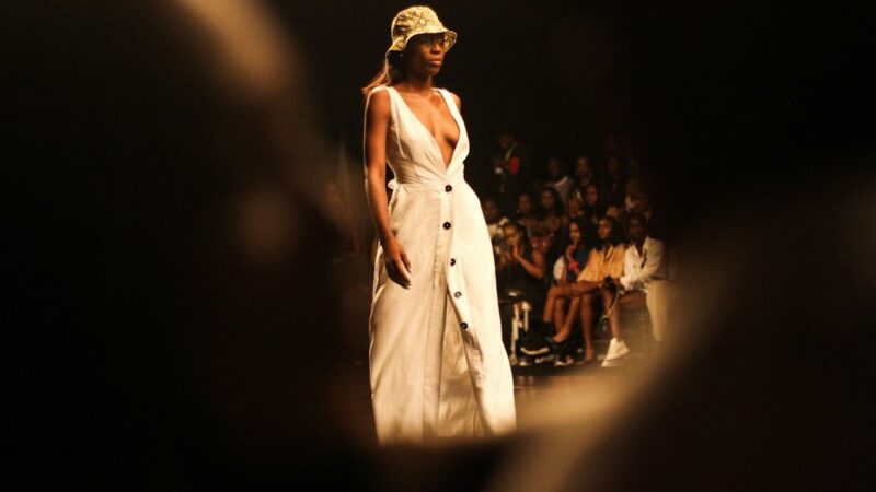 Desfile de moda en una pasarela internacional, escenario de la agenda de la moda colombiana en Milán y París