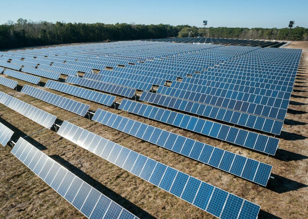 Filas de paneles solares en un parque fotovoltaico instalado en un terreno abierto