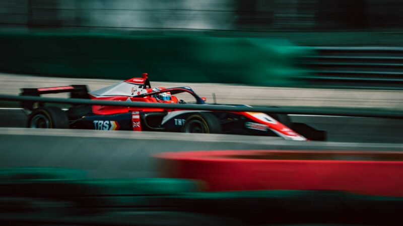 Auto de Fórmula 1 en acción durante un Gran Premio