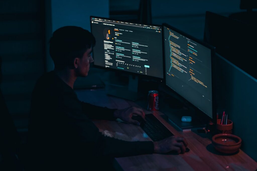 Computador con código en pantalla en un entorno de trabajo para desarrollo de software e inteligencia artificial