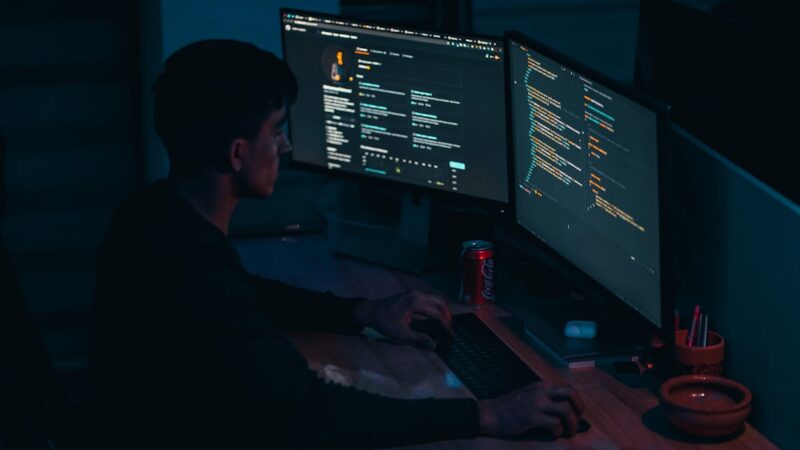 Computador con código en pantalla en un entorno de trabajo para desarrollo de software e inteligencia artificial