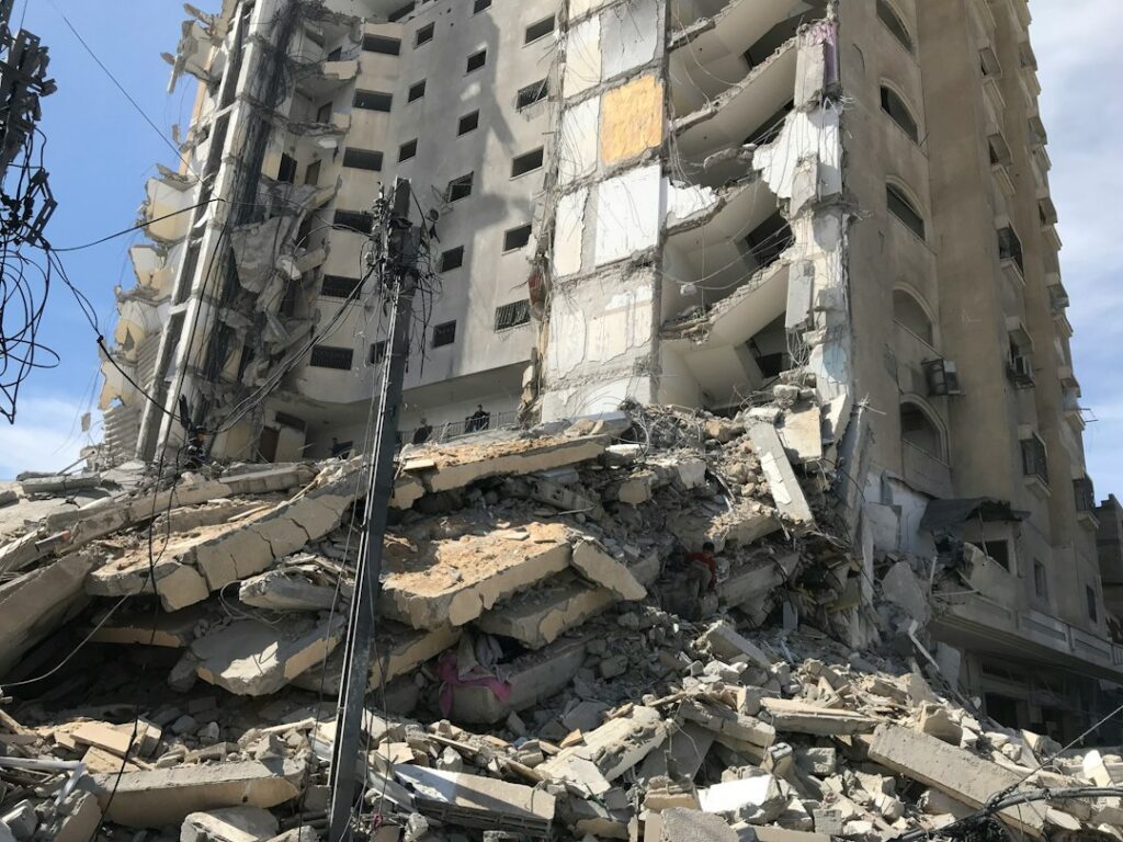 Ajustadores inspeccionan daños estructurales en un edificio tras el terremoto en Colombia, en medio del proceso de evaluación de reclamaciones