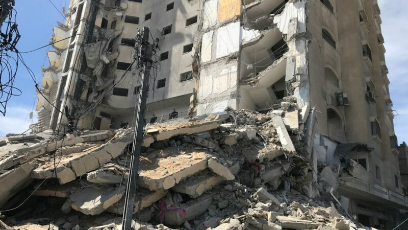 Ajustadores inspeccionan daños estructurales en un edificio tras el terremoto en Colombia, en medio del proceso de evaluación de reclamaciones