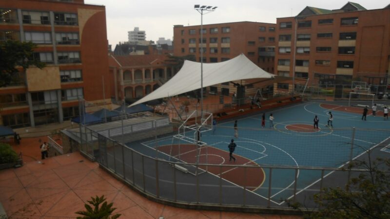Campus de una universidad colombiana con estudiantes