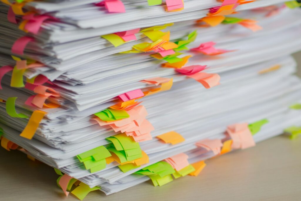Documentos sobre un escritorio en una oficina pública de Colombia