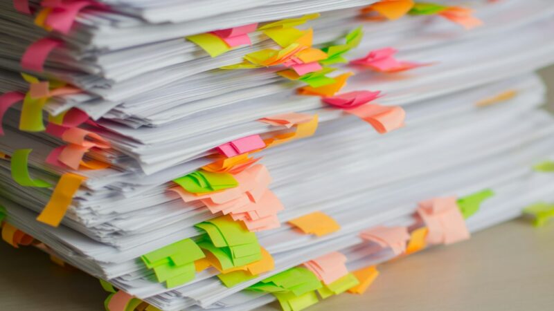 Documentos sobre un escritorio en una oficina pública de Colombia