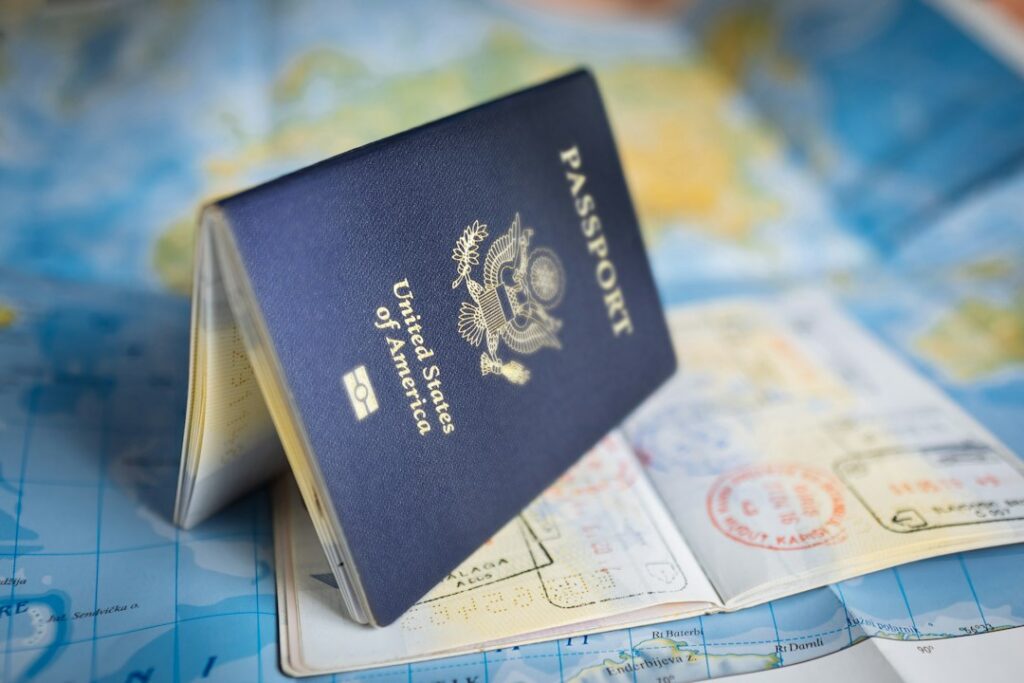 Documentos asociados a una solicitud de Green Card, la residencia permanente en Estados Unidos, cuyo proceso de evaluación se endureció