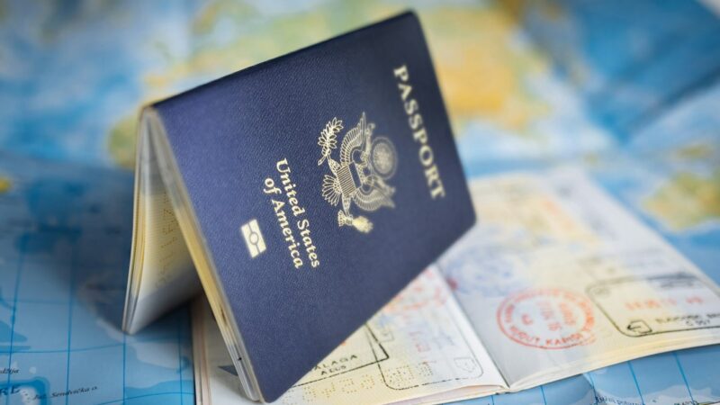 Documentos asociados a una solicitud de Green Card, la residencia permanente en Estados Unidos, cuyo proceso de evaluación se endureció