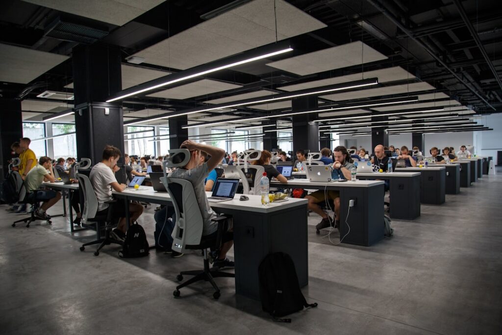 Personas trabajando con tecnología digital en una oficina, escena asociada a la transformación digital de las empresas