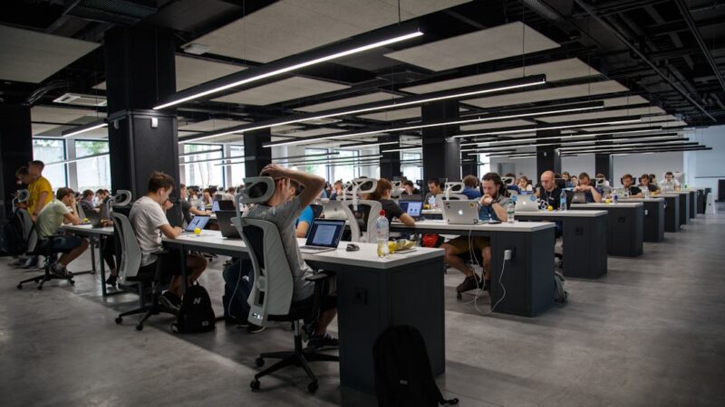 Personas trabajando con tecnología digital en una oficina, escena asociada a la transformación digital de las empresas