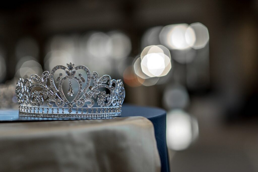 La colombiana Vanessa Pulgarín en un escenario de certamen de belleza con corona