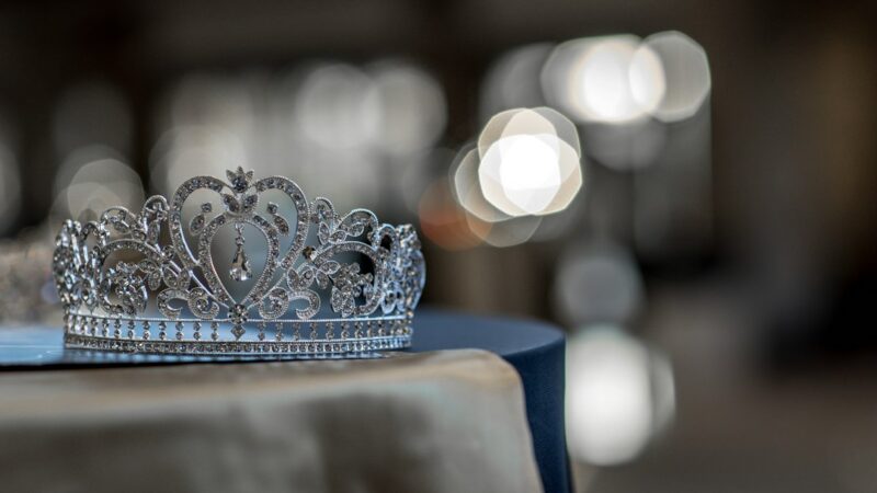 La colombiana Vanessa Pulgarín en un escenario de certamen de belleza con corona