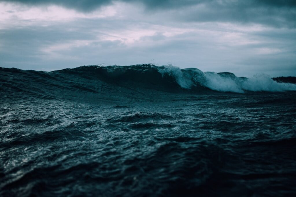 Olas rompen con fuerza en la costa durante un episodio del fenómeno de El Niño, que eleva la temperatura del Pacífico