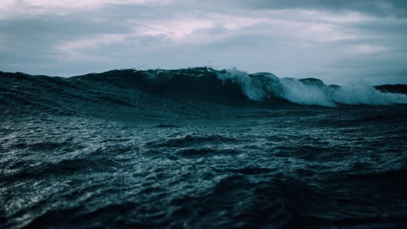 Olas rompen con fuerza en la costa durante un episodio del fenómeno de El Niño, que eleva la temperatura del Pacífico