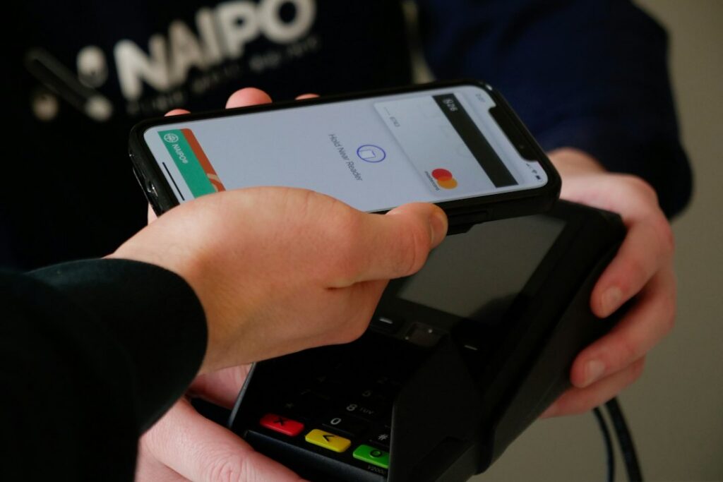 Persona usando la aplicación Nequi en un celular para verificar un comprobante de pago