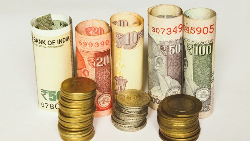 Billetes de dólar, la divisa que cerró la jornada del martes en $3.203 en Colombia
