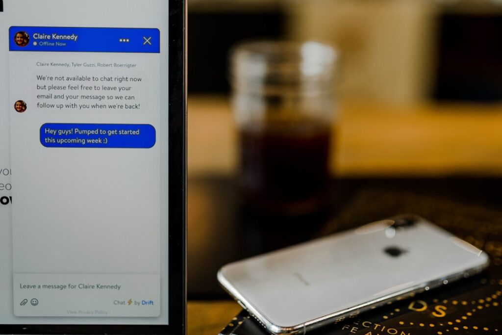 Una persona usa un asistente de inteligencia artificial desde su teléfono móvil