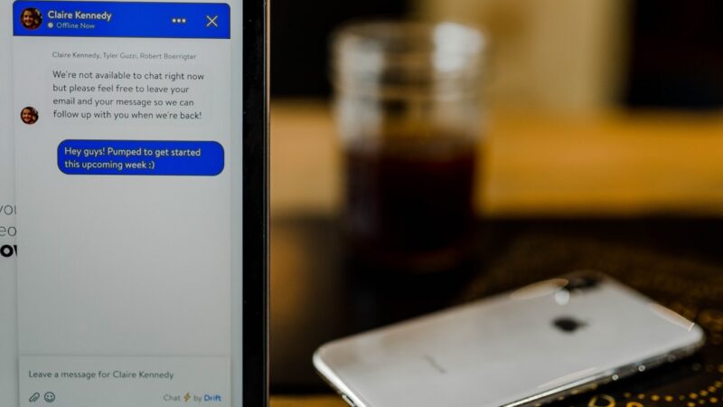 Una persona usa un asistente de inteligencia artificial desde su teléfono móvil