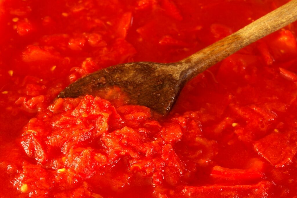 Albóndigas doradas servidas en salsa de tomate, plato casero listo para servir
