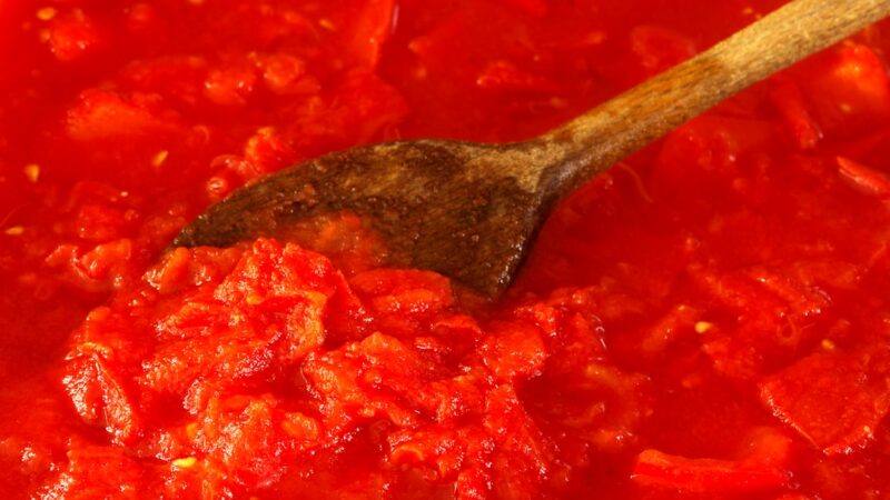 Albóndigas doradas servidas en salsa de tomate, plato casero listo para servir