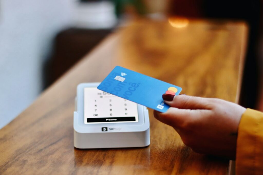 Una persona acerca su tarjeta a un datáfono para pagar sin contacto, modalidad que en Colombia ya supera el 90 % de las transacciones.