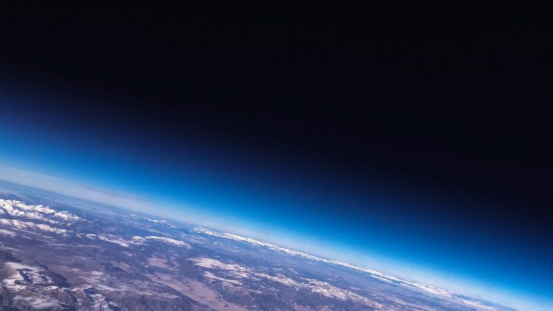 El planeta Tierra visto desde el espacio; un informe de más de 60 científicos advierte que siete de los nueve límites planetarios ya se superaron.