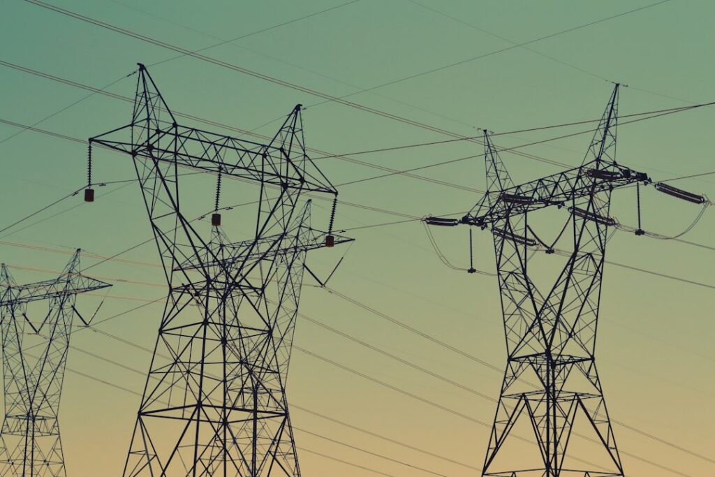 Torres y líneas de transmisión de alta tensión sobre el paisaje, referentes de la nueva infraestructura eléctrica prevista en Casanare